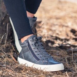 täōs Winner High Top Sneaker taos